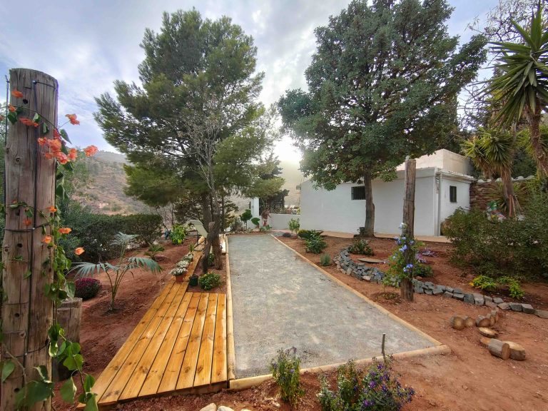 entarimado jardín exterior madera y pista de petanca