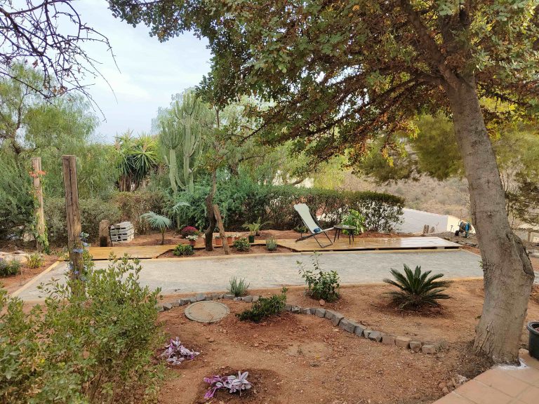 entarimado jardín exterior madera y pista de petanca 2