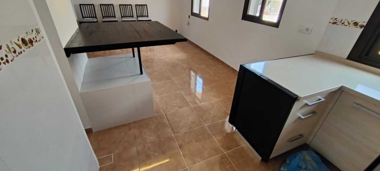 Mesa y panelado para cocina