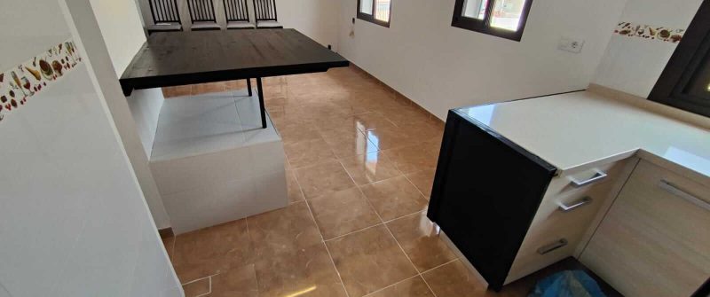 Mesa y panelado para cocina