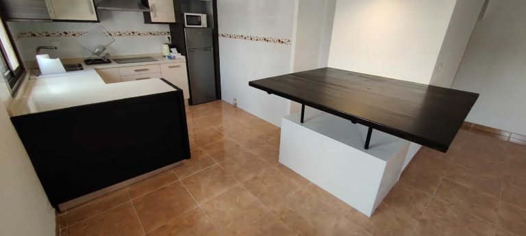 Mesa y panelado para cocina