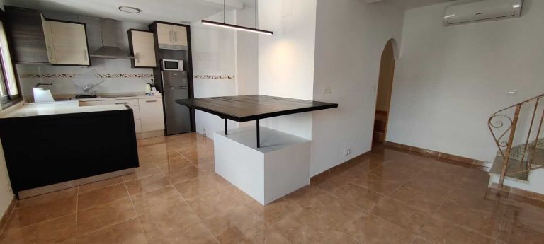 Mesa y panelado para cocina